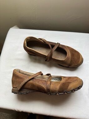Skechers Tan Leather Suede Mary Jane flats with a cross-strap velcro closure 7